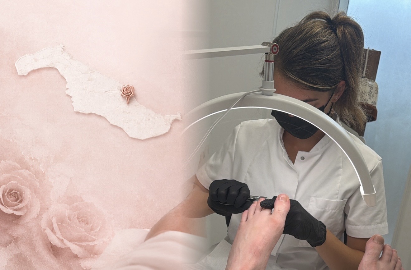 Rozalina behandelt de voeten van een klant in de salon van Pedicure Rose in Middelharnis, met de kaart van Goeree-Overflakkee aan de wand