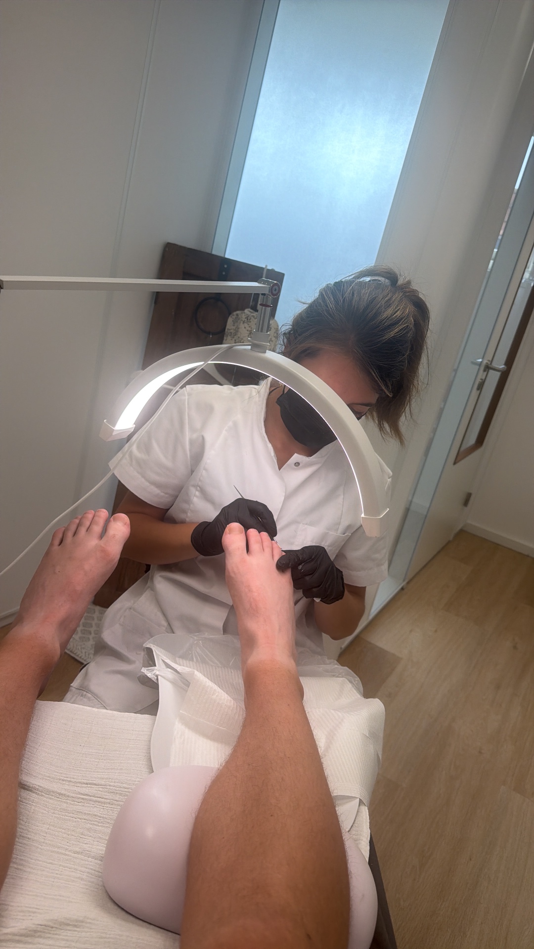 Rozalina aan het werk in de rustige behandelkamer van Pedicure Rose aan de Voorstraat in Middelharnis